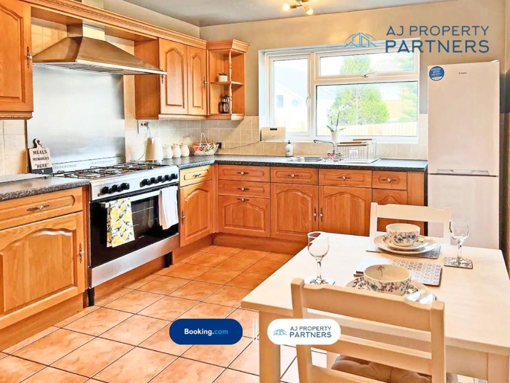 Premium Deal L Hill View Home L Last-Minute Offer L Cheltenham L Aj Properties L Perfect For Short Or Long Stays L 4Beds 4Bedrooms Zewnętrze zdjęcie